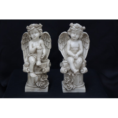 ANGE ASSIS SUR COLONNE EN RESINE - OBJET DE DECORATION FUNERAIRE - HAUTEUR 20.5 CM