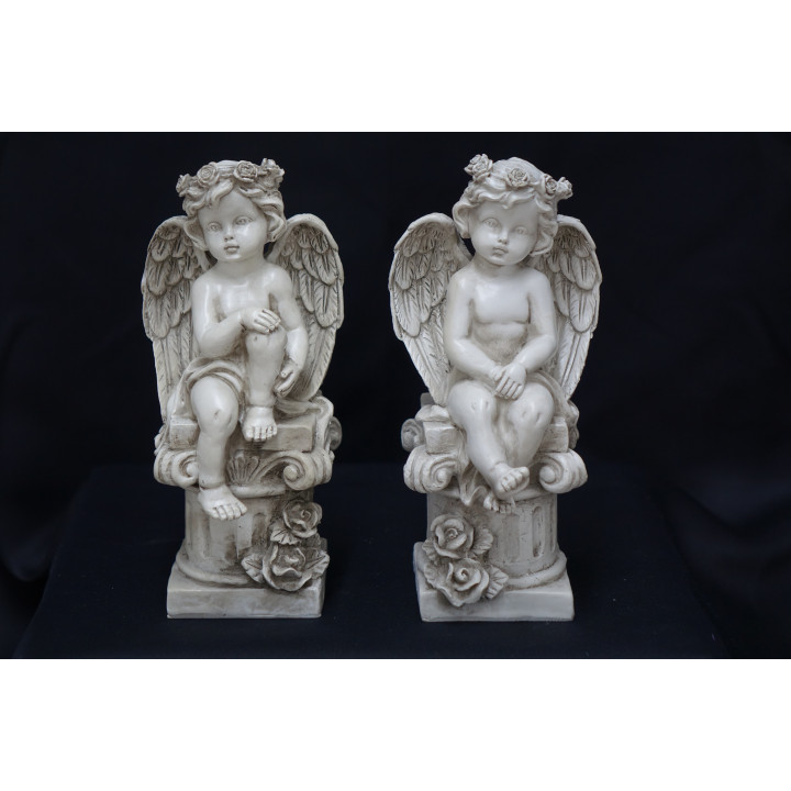 ANGE ASSIS SUR COLONNE EN RESINE - OBJET DE DECORATION FUNERAIRE - HAUTEUR 20.5 CM – Catalogue Funéraires 2024 – Arteverdeco